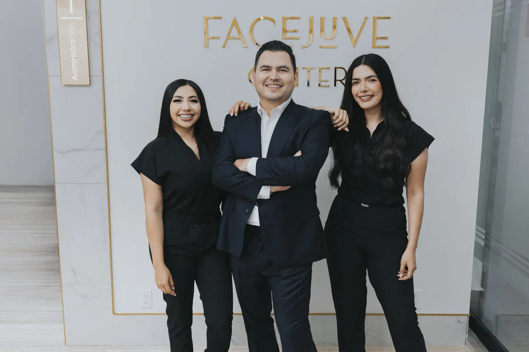 El Dr. Santos junto al equipo de la clínica