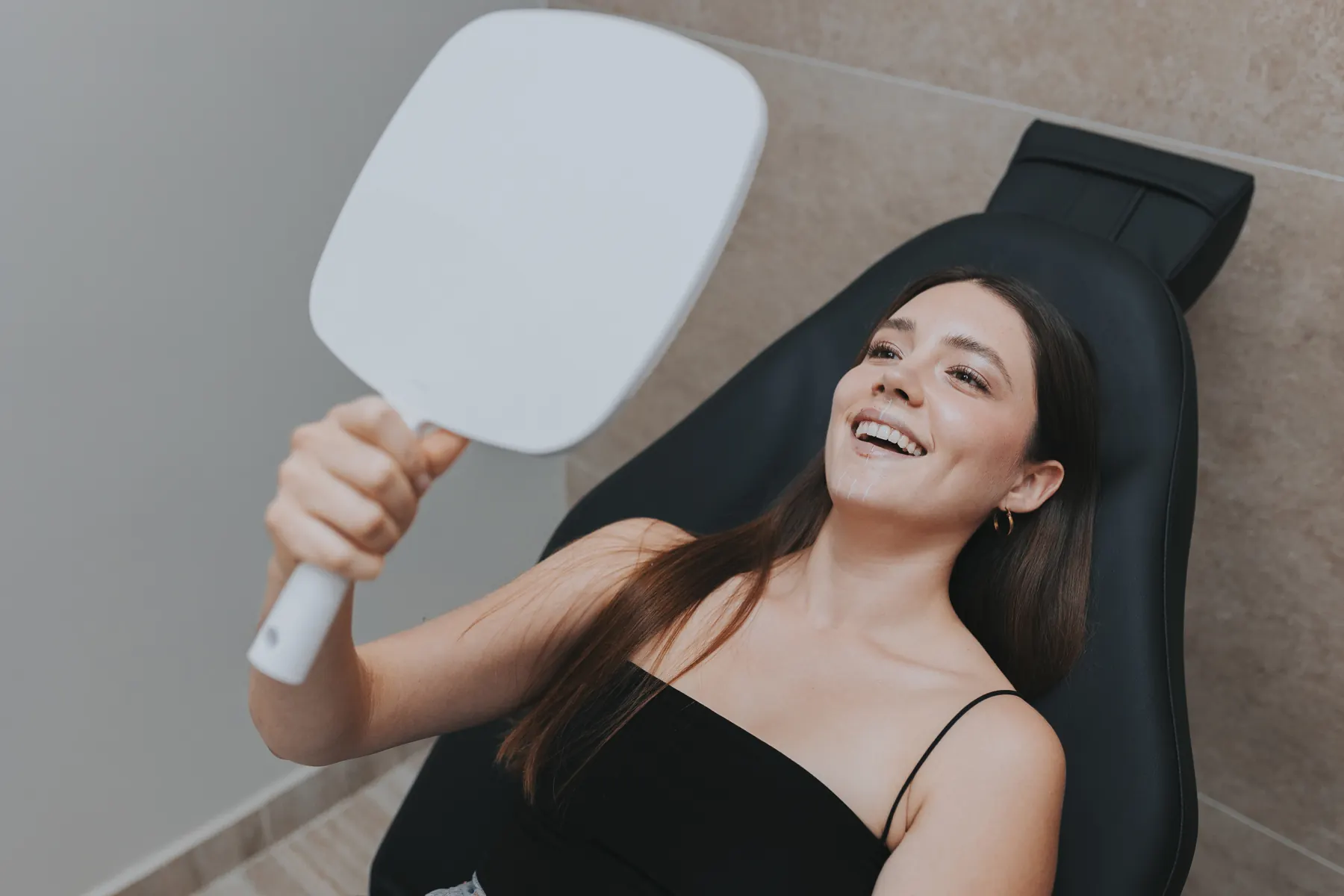Fotografía de atención en clínica; referencia para Levantamiento de Cuello