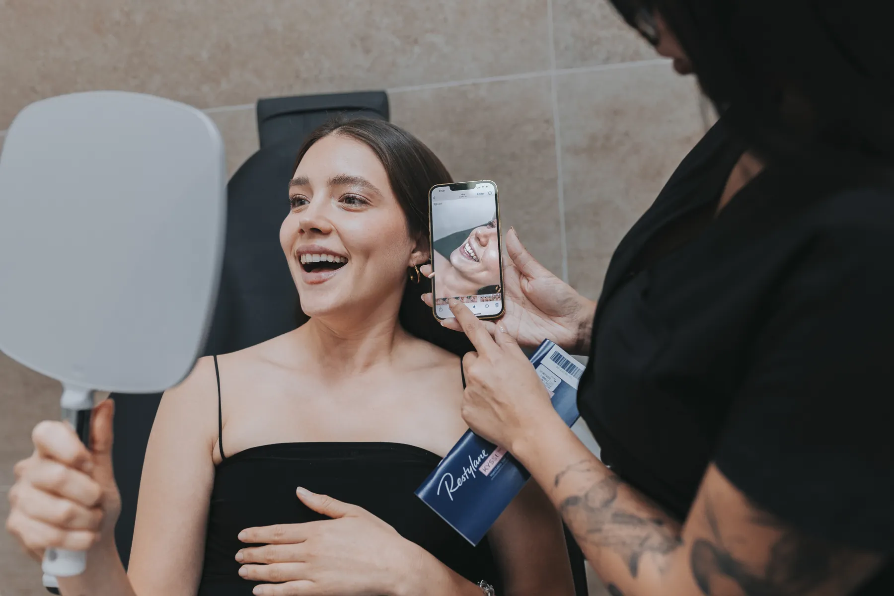 Fotografía de atención en clínica; referencia para Cirugía de párpados y cejas