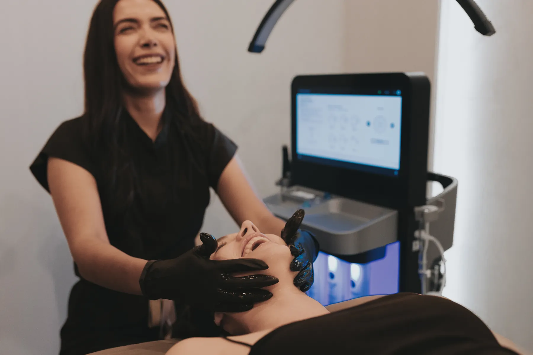 Equipamiento de atención facial en la clínica